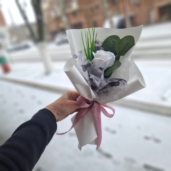 Бюджетен букет за осми март с едно цвете от пластичен сапун